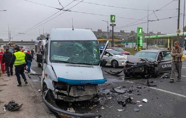 В Днепре заснувший водитель такси устроил ДТП