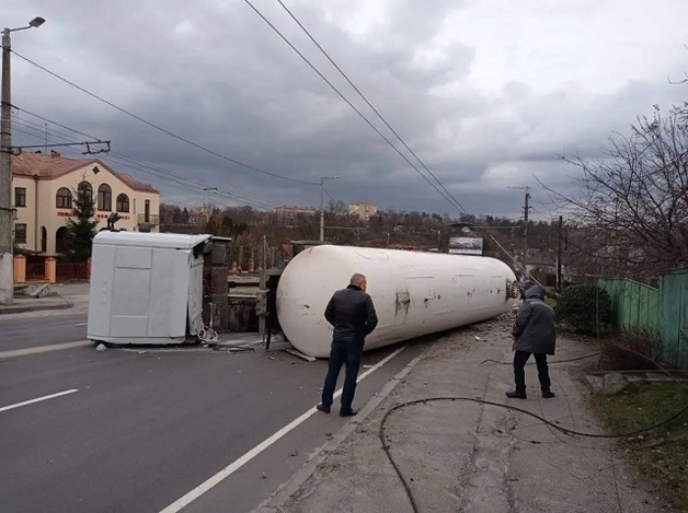 В Житомире перевернулась автоцистерна с газом