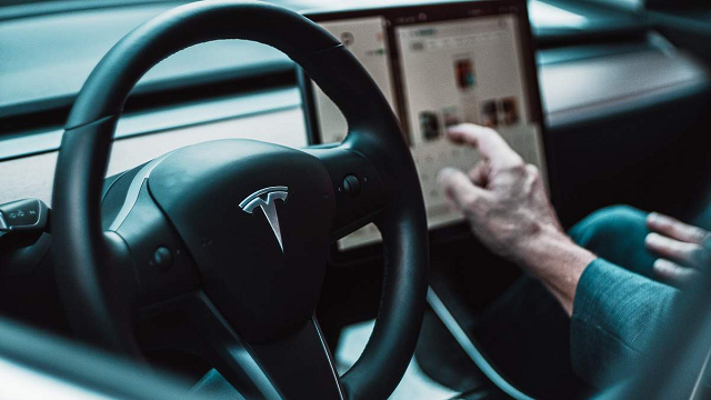 Грузовик со светофорами "поломала" мозг бортовому компьютеру Tesla