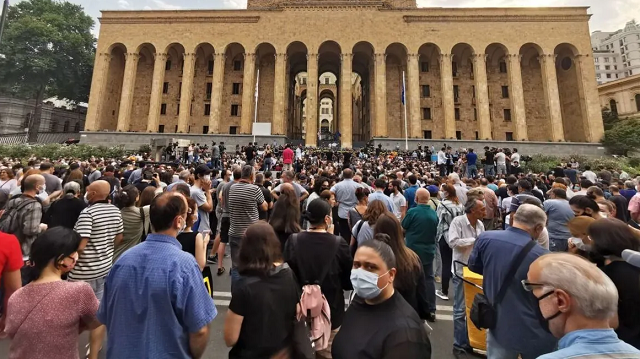 В Грузии начались протесты из-за смерти избитого ЛГБТ-противниками оператора