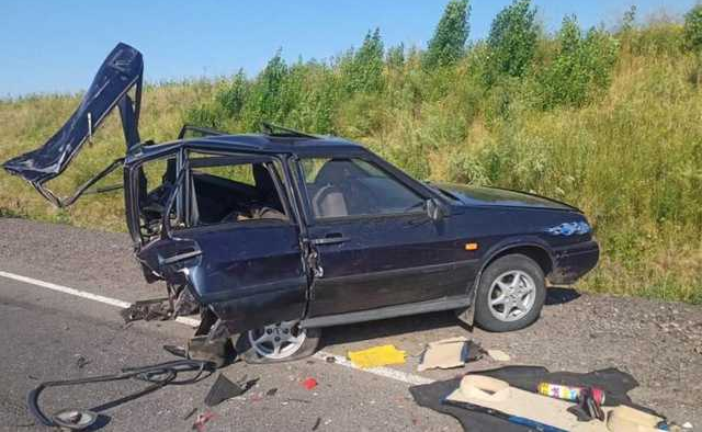 В Одесской области столкнулись ВАЗ и «Волга»: одну из машин разорвало на две части