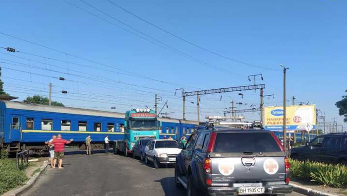 В Одессе поезд врезался в грузовик