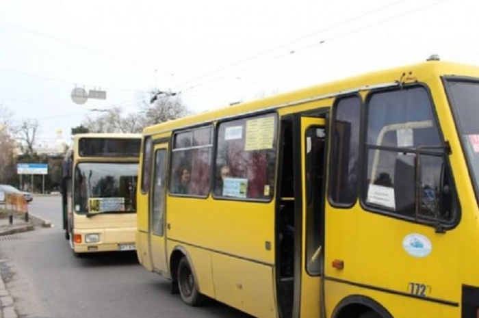 В одесской маршрутке устроили самосуд над мужчиной, который пнул женщину