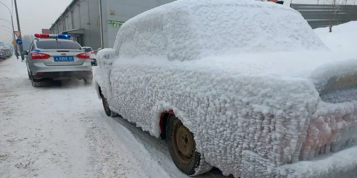 Житель Красноярска ездил на замороженном автомобиле по городу и получил штраф