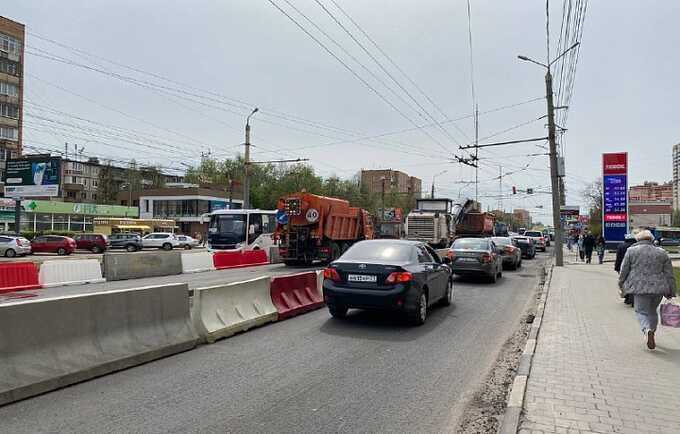 У центра ЧВК "Вагнер" на Поклонной горе в Москве собрались люди в масках