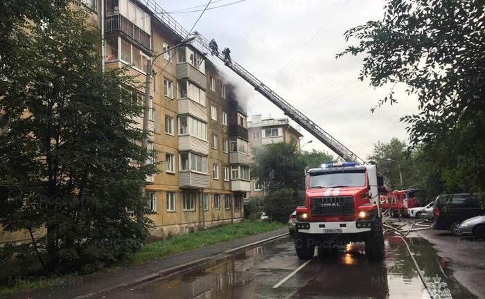 Многоквартирный дом загорелся в Красноярске