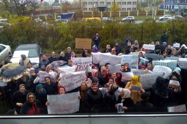 Власти Чечни организовали и оплатили пикет против правозащитников в Грозном