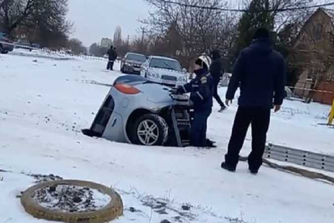 В Ростовской области автомобиль с женщиной-водителем внутри провалился под асфальт