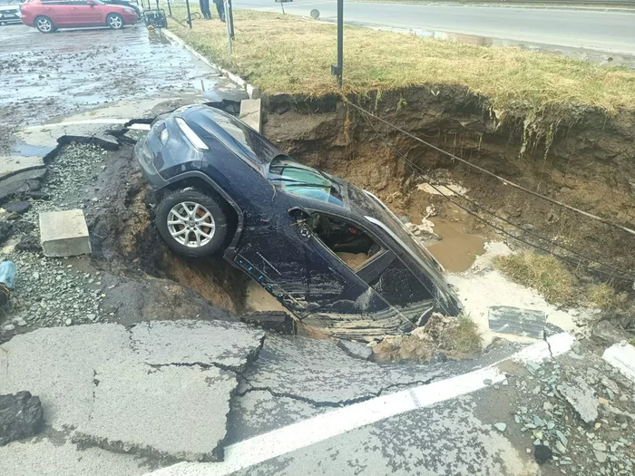 В Барнауле из-за разрыва труб автомобиль провалился под землю