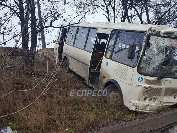 В Киеве пассажирский автобус слетел с трассы, ударившись об отбойник