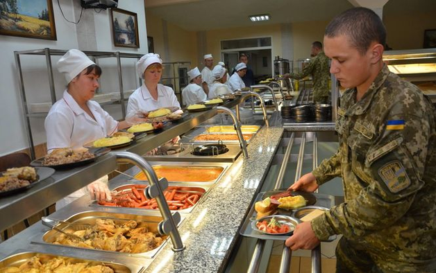 Молоко вместо мяса: Минобороны хочет изменить нормы питания в ВСУ