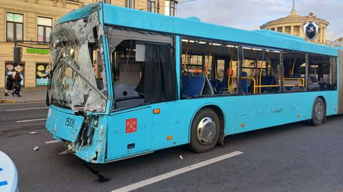 В центре Петербурга случилось ДТП с участием автобуса: есть пострадавшие