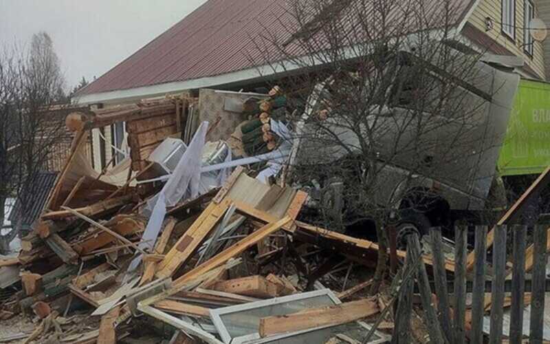 В Нижегородской области грузовой автомобиль столкнулся с жилым домом