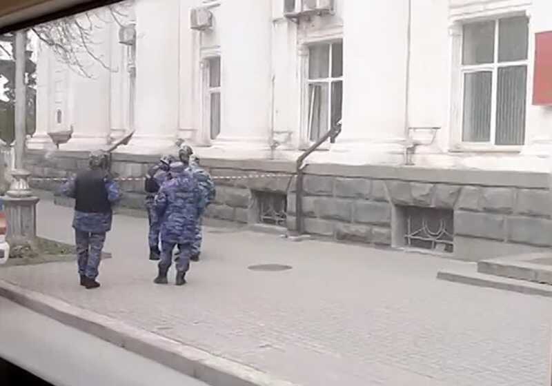 В Севастополе из-за свёртка под автомобилем огородили территорию около здания Заксобрания