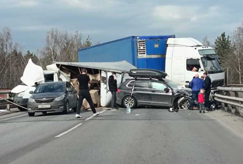 Крупная авария парализовала движение в Подмосковье