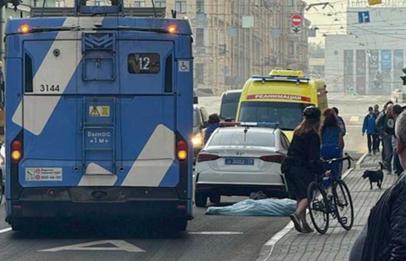 В Санкт-Петербурге пешеход-женщина угодила под колеса троллейбуса