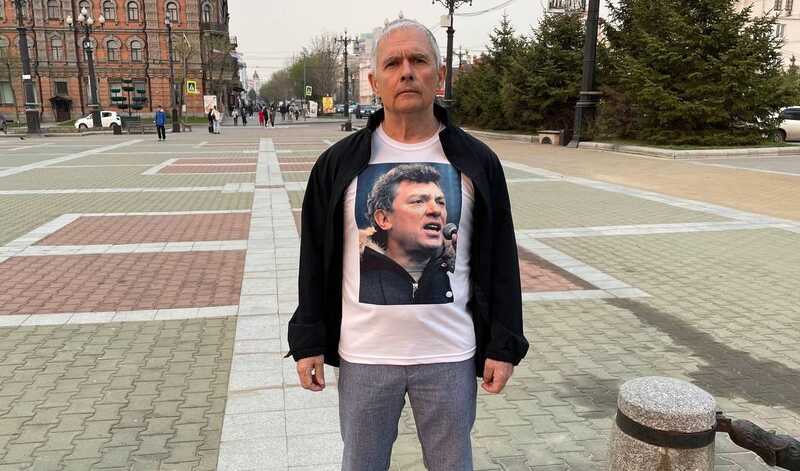 Активист в Хабаровске, одетый в футболку с изображением Бориса Немцова, организовал пикет против войны