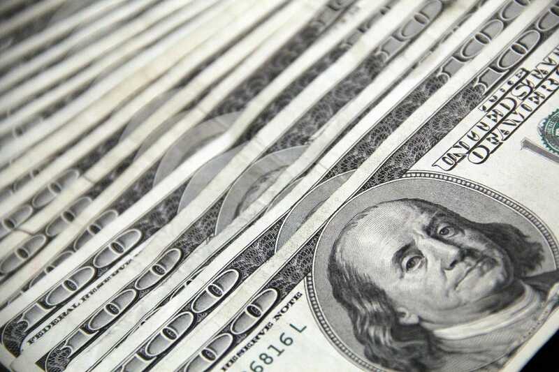 Топ-менеджеры компаний Meta, Oracle и JPMorgan продали акции на миллионы долларов перед выходом новостей о тарифах, введённых администрацией Трампа