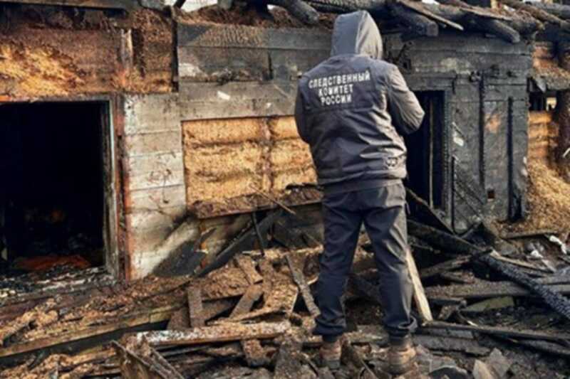 В частном доме в Якутске случился пожар, из-за которого погибли взрослый и ребёнок