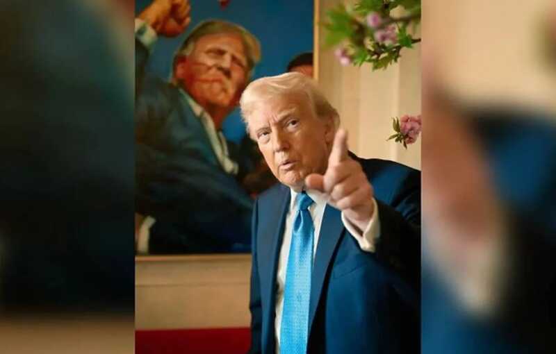 Трамп дал интервью, на заднем плане которого находился портрет, подаренный ему Путиным