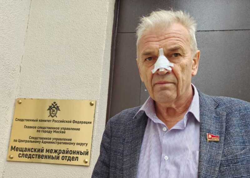 В Басманном суде приставы избили бывшего следователя ФСБ и обвинили его в применении насилия