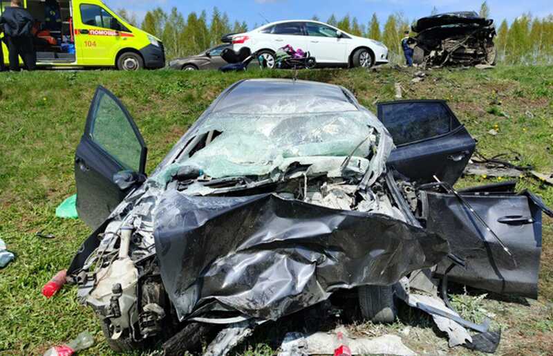 Вблизи Казани легковой автомобиль с младенцем внутри загорелся после столкновения на высокой скорости