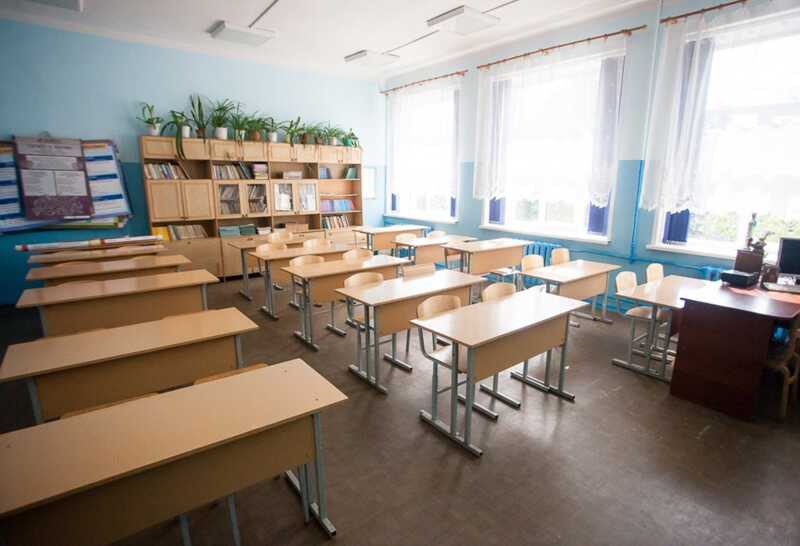В российских школах наблюдается дефицит учителей, составляющий 30%, что связано с низким уровнем зарплат и чрезмерной рабочей нагрузкой