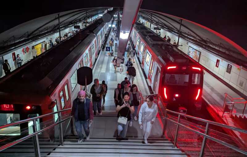 В Барселоне множество людей оказалось заблокировано в вагонах метро и поездах из-за технической поломки