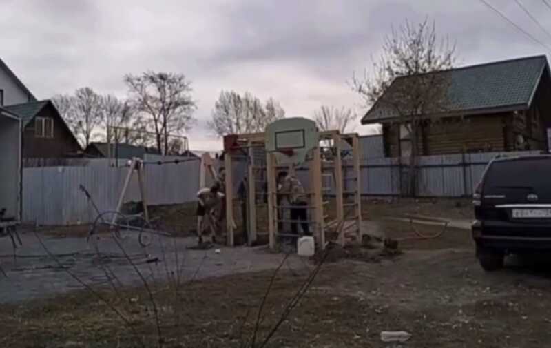 В Новосибирске депутат разобрал и перенес детскую площадку, которую установил его оппонент
