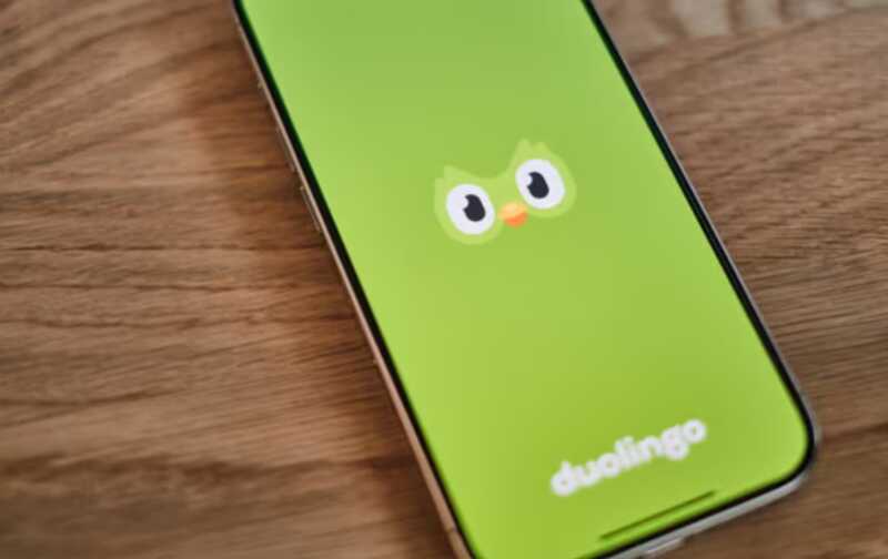Вот переписанный текст: "Искусственный интеллект вместо сотрудников: Duolingo делает акцент на использование нейросетей."