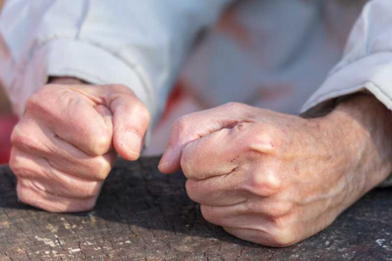 В Волгограде мигрант подверг физическим мучениям свою собутыльницу, применяя нож и табурет