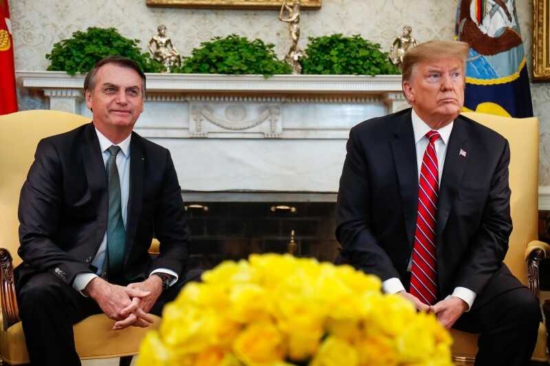 Трамп требует закрыть дело Болсонару и угрожает торговой войной Бразилии