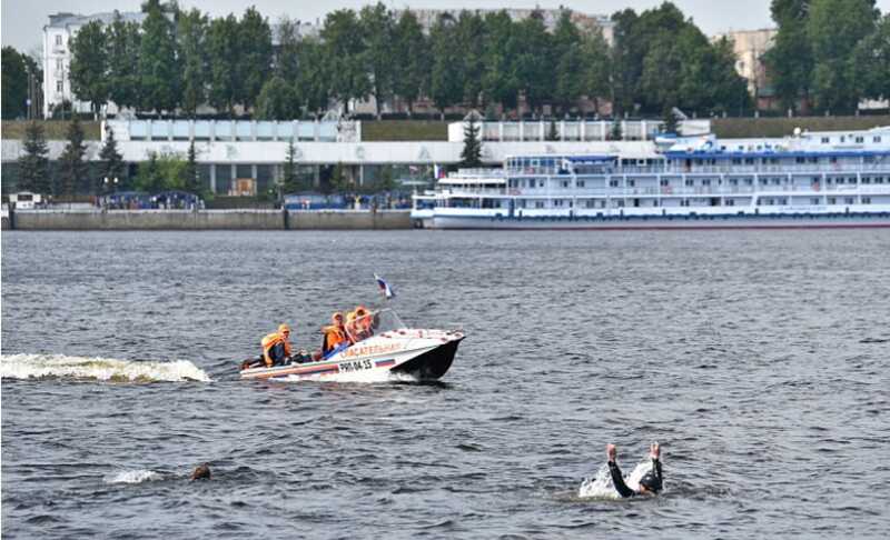 Не владеющий навыком плавания отец чуть не погубил себя и своего сына на Волге