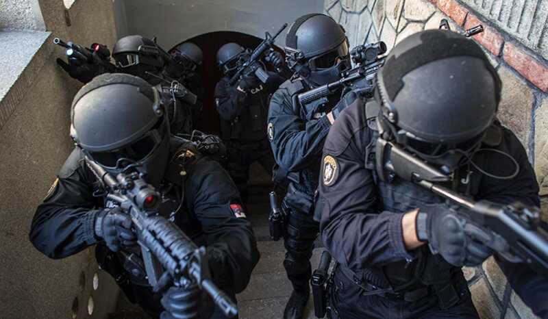 Полиция Сербии задержала двух участников протестов в Белграде