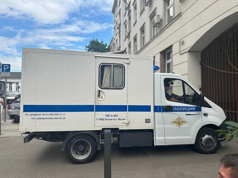 К зданию Замоскворецкого суда прибыл автозак для заключённых сотрудников «Базы»