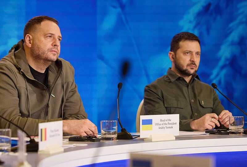 Зеленский и Ермак держат оружие поблизости на случай нападения, - сообщает Financial Times