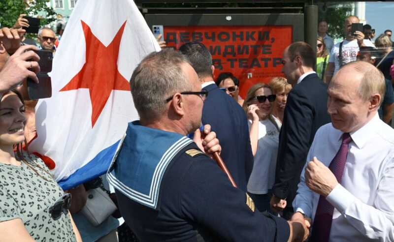 Впервые за этот год Путин вышел на публику и получил награду от Патрушева