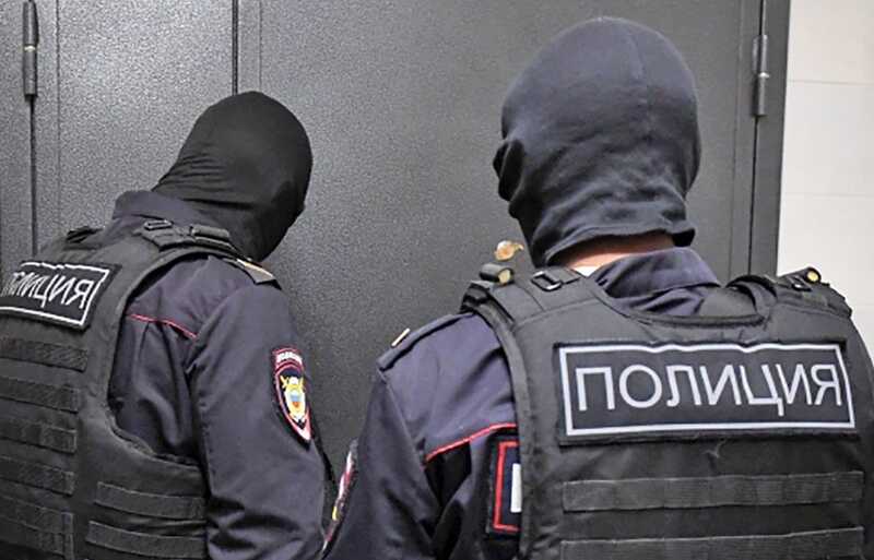 В России силовики заставили подростка извиняться на камеру за рисунок свастики на песке