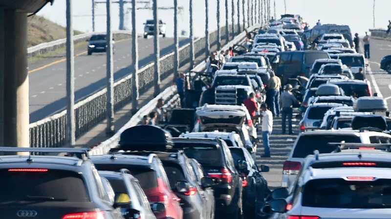 На Крымском мосту образовались рекордные заторы: водители вынуждены ожидать по пять часов