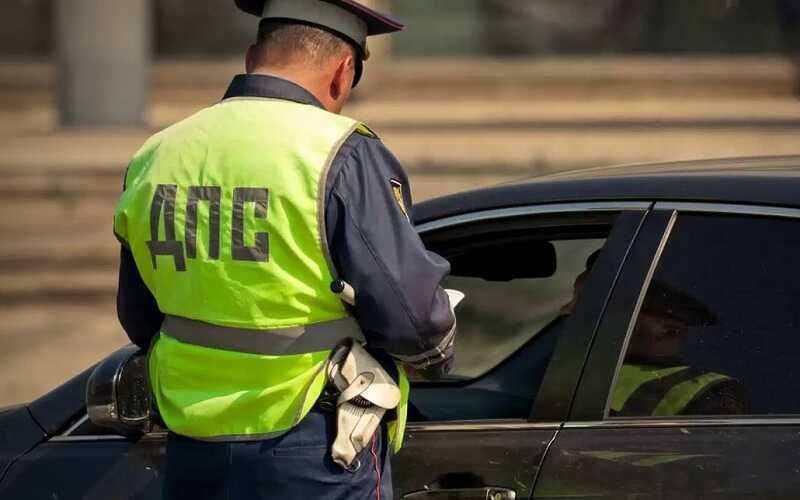 В Дагестане нарушитель проигнорировал инспектора ДПС и увёз его на подножке