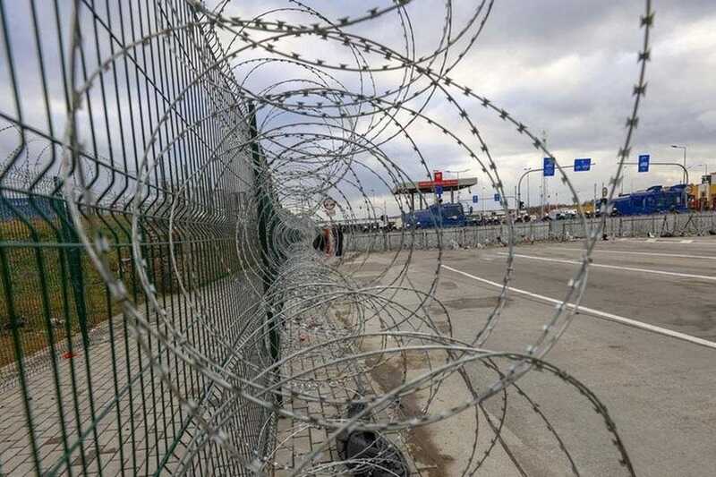 Польские пограничники раскрыли метод мигрантов перейти границу, используя туалетную кабинку