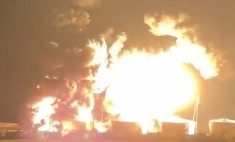 Пожар на нефтебазе в Ростовской области не удается потушить после атаки БПЛА