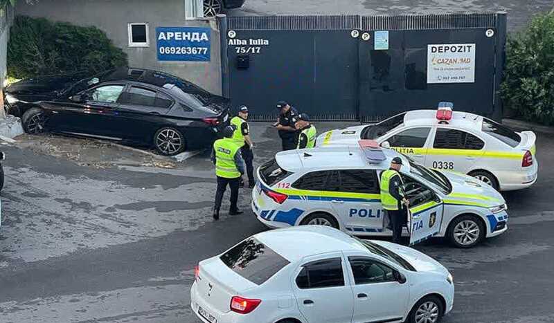 На Буяканах машина врезалась в забор, после чего водитель убежал с места аварии