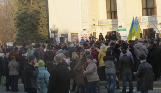 Волонтер из Мариуполя рассказала как власть собирала митинг против торговой блокады