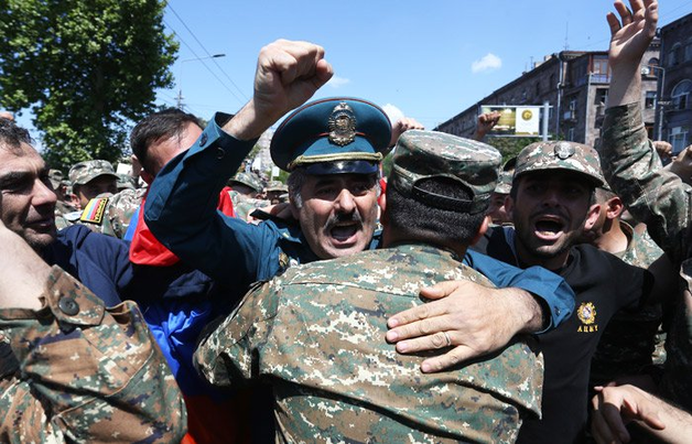 Отставка Саргсяна: в Ереване устроили народные гуляния с салютами