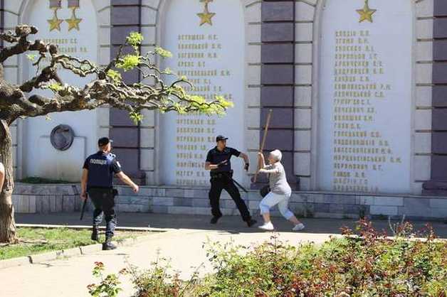 В Одессе пожилая женщина побила активиста и с палкой набросилась на патрульных