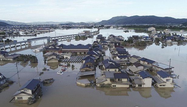 Японию смывает водой: погиб уже 141 человек