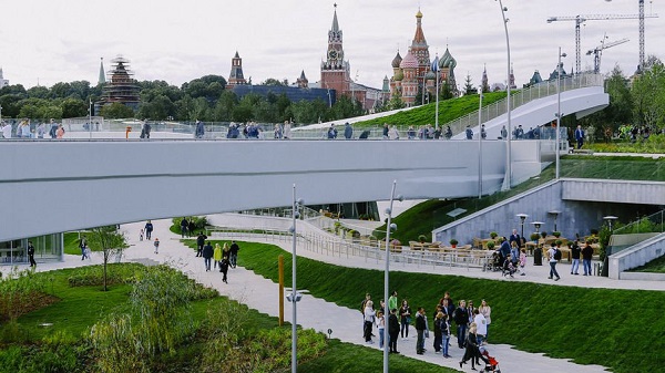 В парке у стен Кремля москвичи массово занимаются сексом