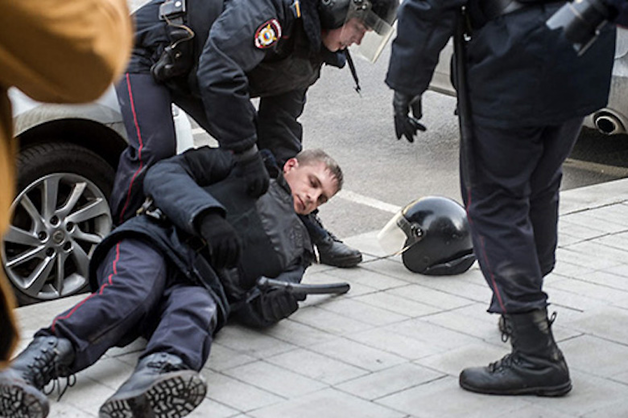 Пострадавший на акции в Москве полицейский оказался потерпевшим по «болотному делу»