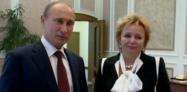 В аэропорту Лондона сфотографировали бывшую жену Путина с новым спутнико